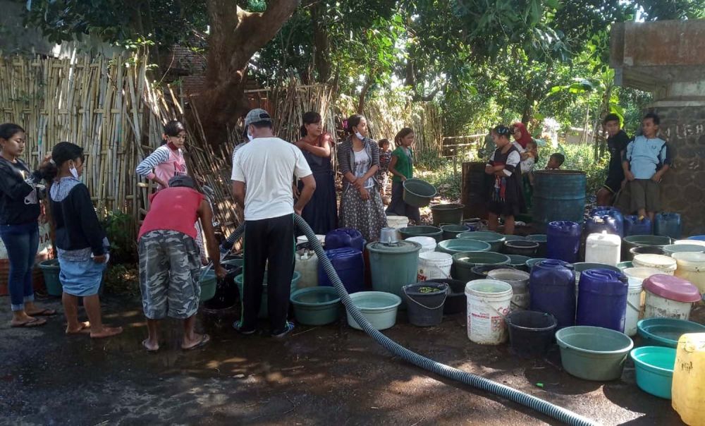 Air bersih dari BPBD untuk warga Dusun Kuncian, Desa Jurangjero, Kecamatan Gading, Kabupaten Probolinggo