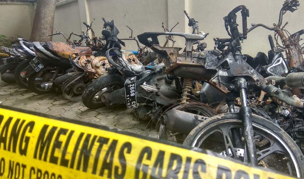 Sejumlah motor terbakar akibat kerusuhan antar suporter di Kota Blitar