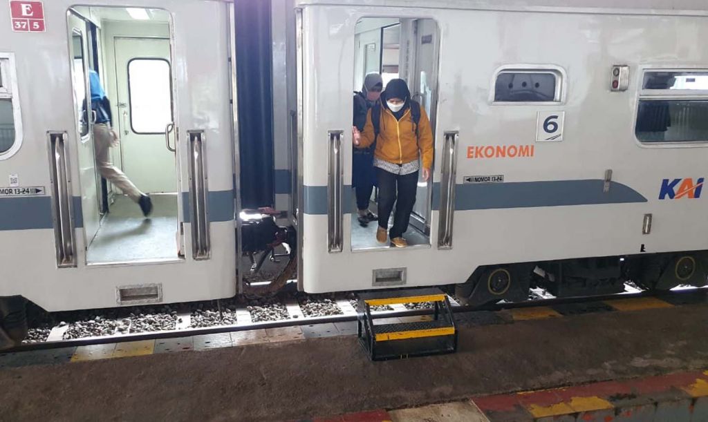Aktivitas di salah satu stasiun Daop 7 Madiun