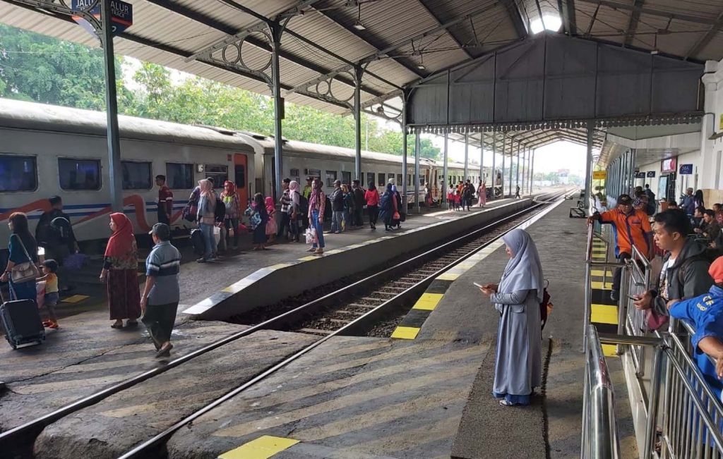Aktivitas di salah satu stasiun kereta api wilayah kerja Daop 7 Madiun sebelum Pandemi Covid-19