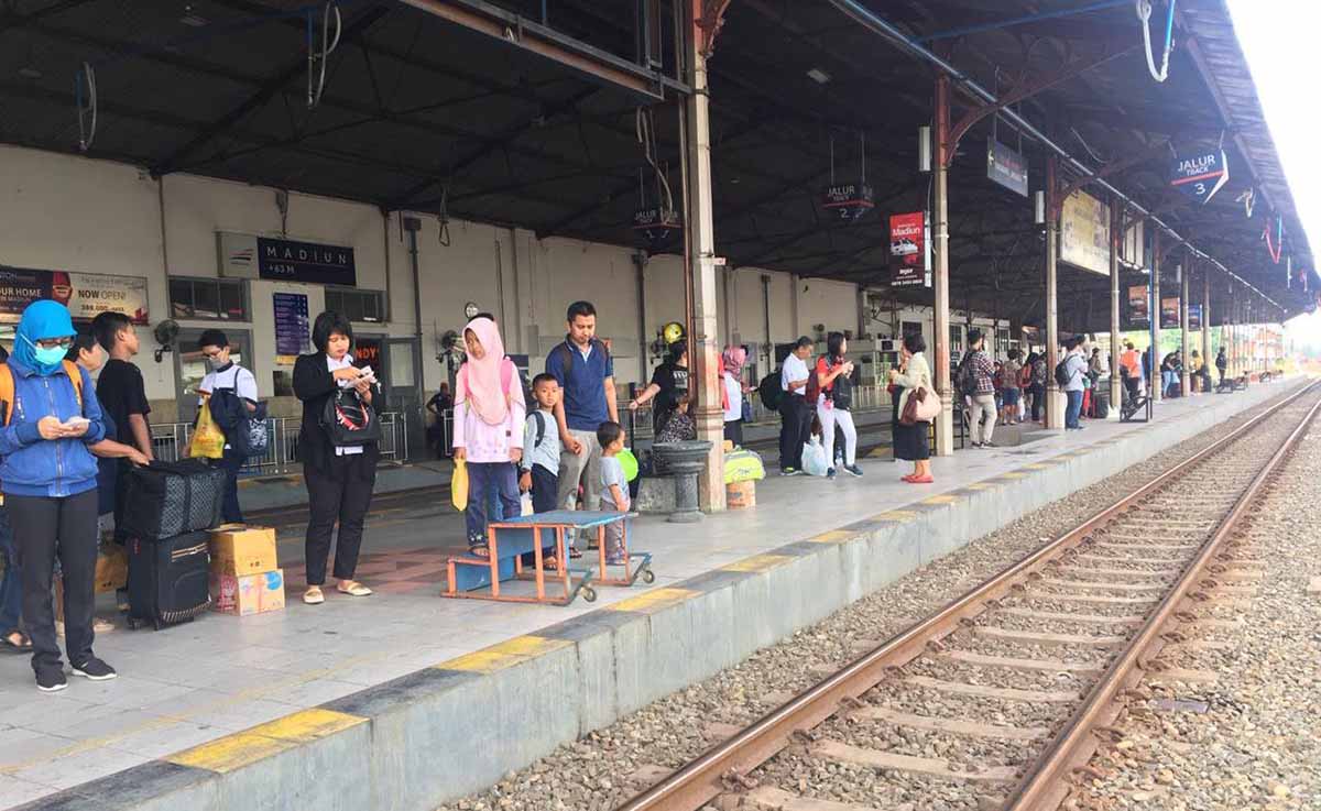 Sejumlah penumpang menunggu kedatangan kereta api di Stasiun Madiun
