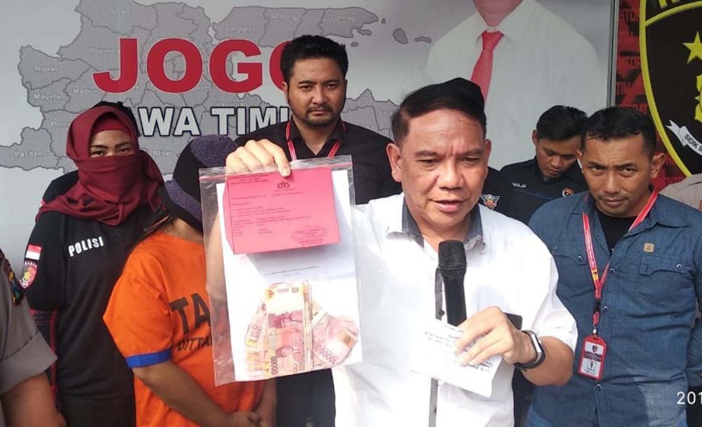 Dirreskrimum Polda Jatim Kombes Pitra Ratulangi membeberkan barang bukti dan tersangka prostitusi di Karaoke De Berry, Surabaya