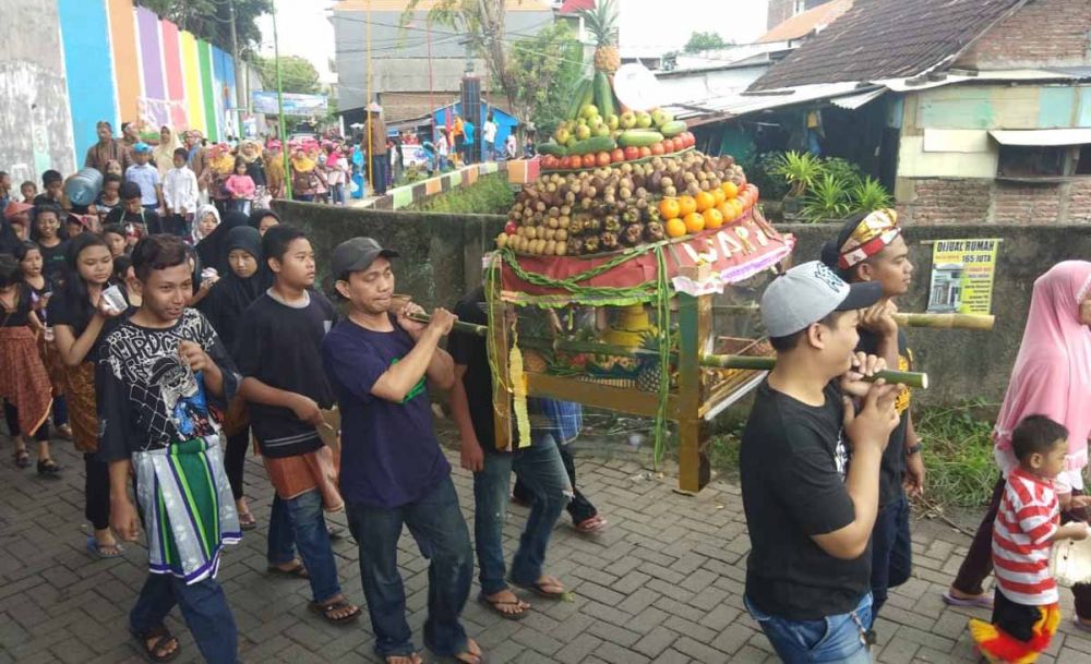 Warga beradu membawa gunungan buah-buahan dalam acara Sedekah Bumi di Kelurahan Tanjungsari, Surabaya (Foto-foto: Jajeli Rois/jatimnow.com)