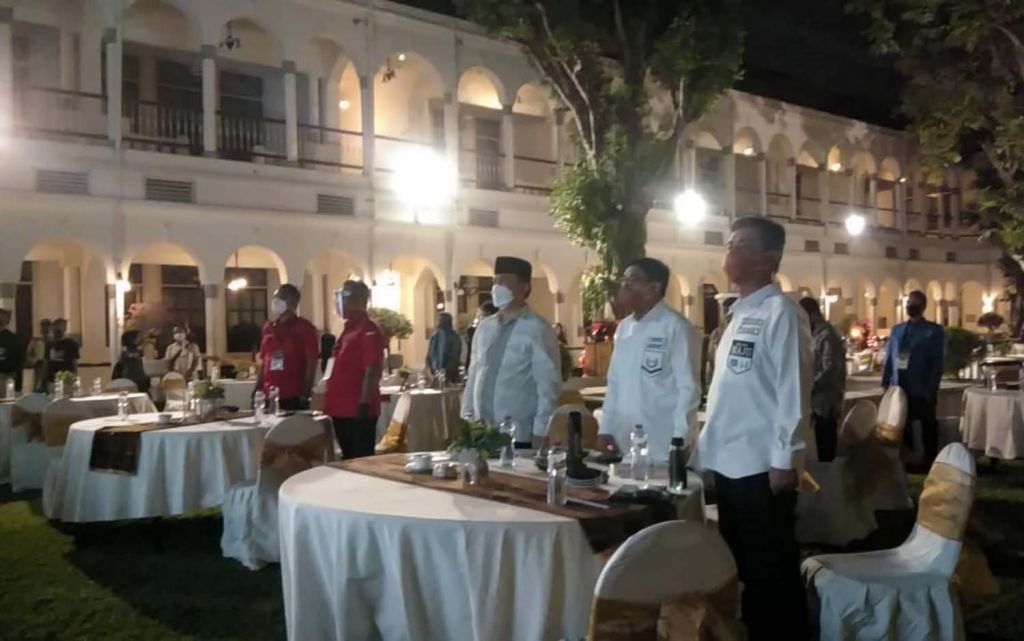 Paslon Eri Cahyadi-Armudji diwaliki timnya (kiri) saat Deklarasi Damai Pilwali Surabaya 2020 yang digelar Bawaslu di Hotel Majapahit, Jumat (25/9/2020)