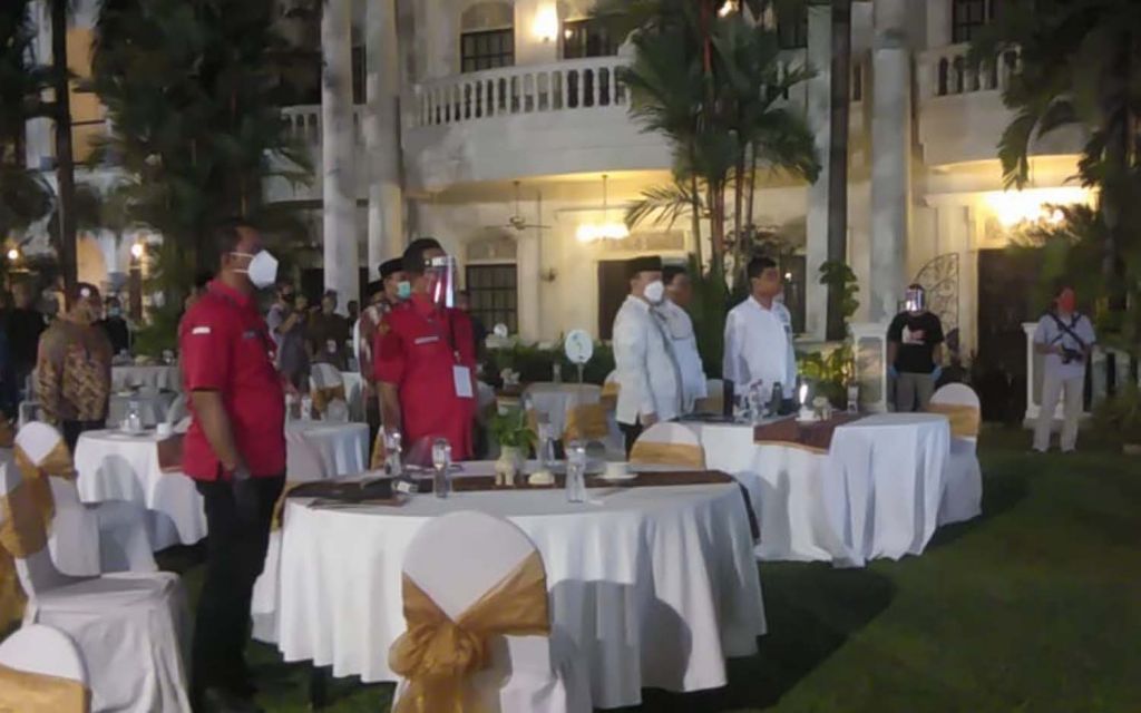 Eri-Armudji diwakili timnya (kiri) saat deklarasi damai yang digelar Bawaslu Surabaya, Jumat (25/9/2020)