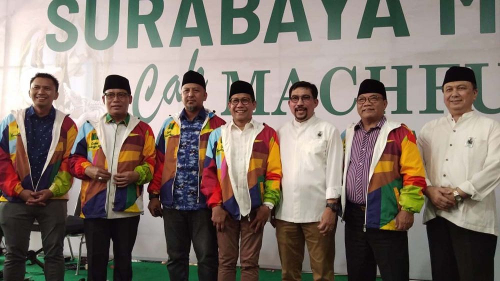 Ketua Tim Sukses Machfud Arifin Gus Amik (kanan) bersama Machfud Arifin (tiga dari kanan) para petinggi partai pengusung