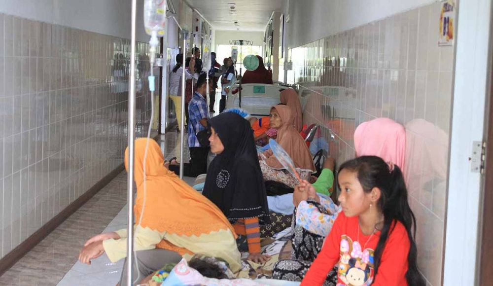 Pasien demam berdarah menjalani perawatan di lorong RSUD dr Harjono Ponorogo