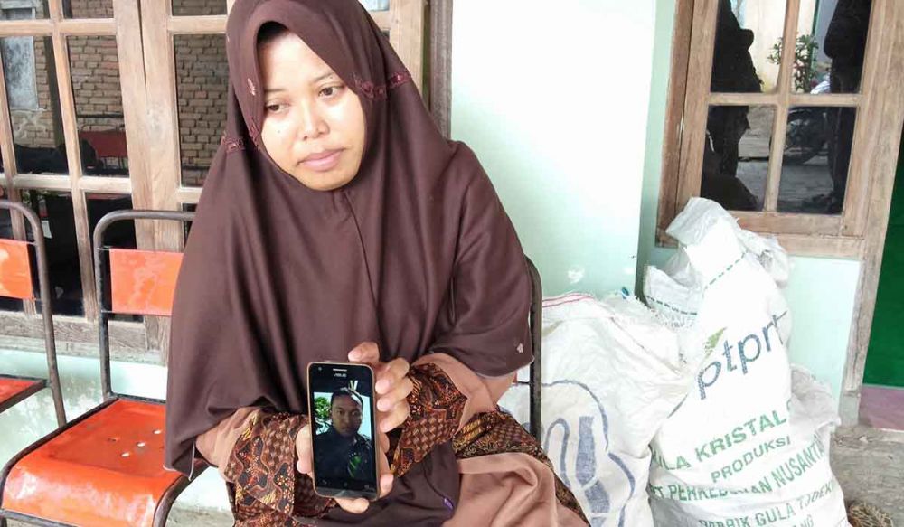Desy Kristiani, menunjukkan foto Eko, suaminya yang menjadi korban meninggal dunia karena demam berdarah di Ponorogo/jatimnow.com