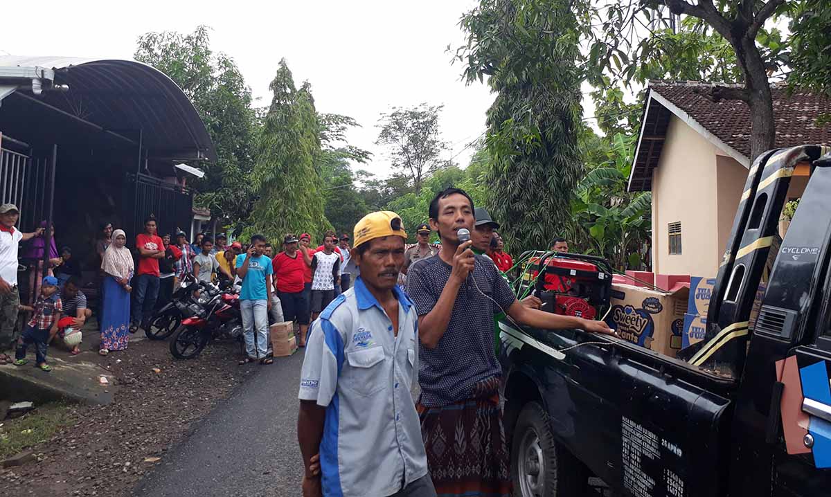 Sejumlah warga saat menggelar unjuk rasa di Balai Desa Sadengrejo, Kecamatan Rejoso, Kabupaten Pasuruan