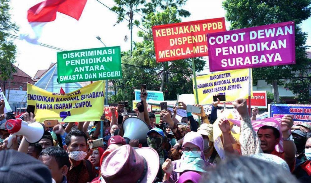 Ratusan guru SMP swasta menggelar demo di Balai Kota Surabaya memprotes sistem zonasi PPDB 2019