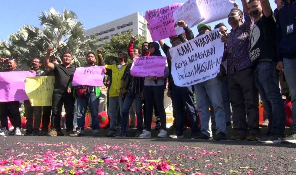 Teman Seprofesi Jadi Korban Kekerasan, Jurnalis Surabaya & Blitar Demo