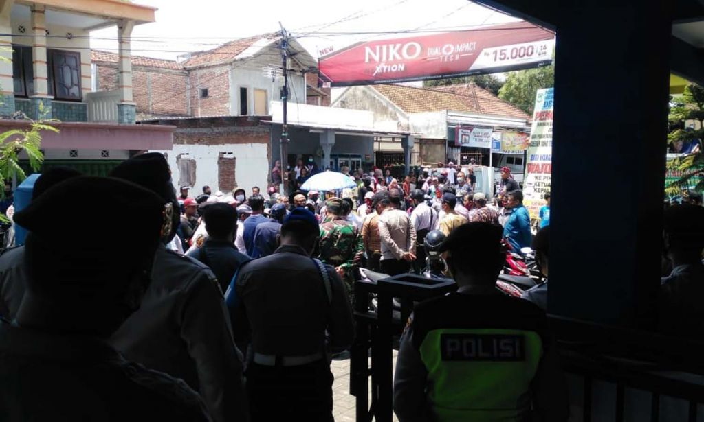 Aksi damai warga Desa Ngenep, Kecamatan Karang Ploso, Kabupaten Malang