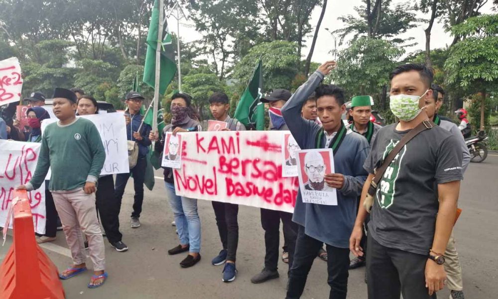 Demo di Polda Jatim, HMI Tuntut Polisi Selesaikan Kasus Novel Baswedan