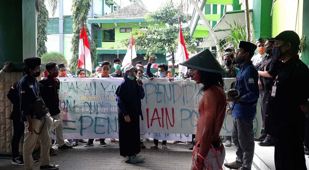 Aksi mahasiswa IAIN Ponorogo tuntut pengurangan UKT 50 hingga persen