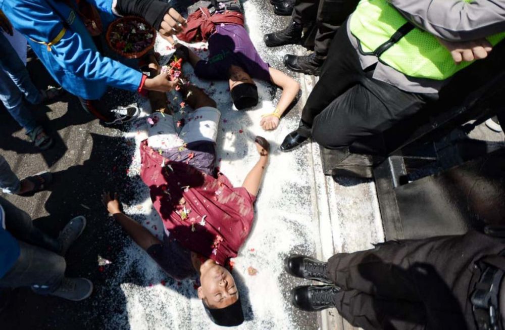 Demo Mahasiswa terkait anjloknya harga garam di depan Kantor Gubernur Jatim, Jalan Pahlawan, Surabaya, 22 Juli 2019