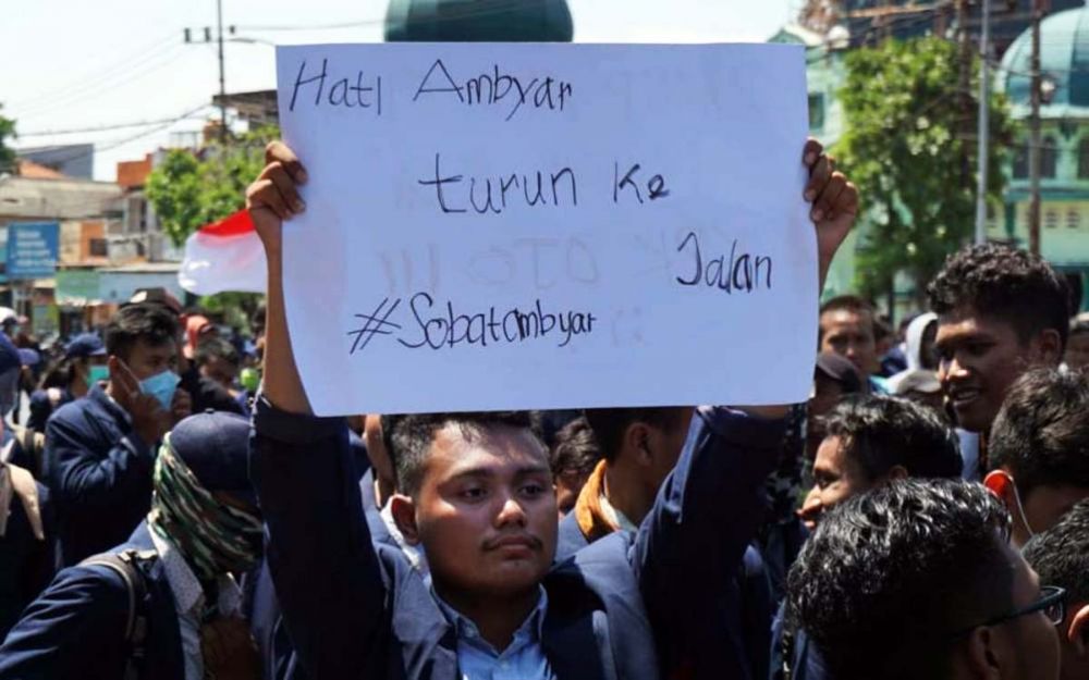 Demo mahasiswa di depan Gedung DPRD Jatim, Jalan Indrapura, Surabaya, Rabu (25/9/2019)