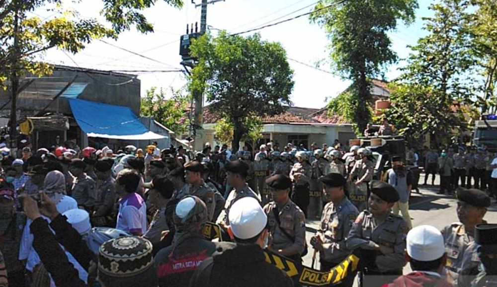 Massa yang menggeruduk Mapolres Pamekasan, Madura dihadang sejumlah polisi (Foto: Antara)