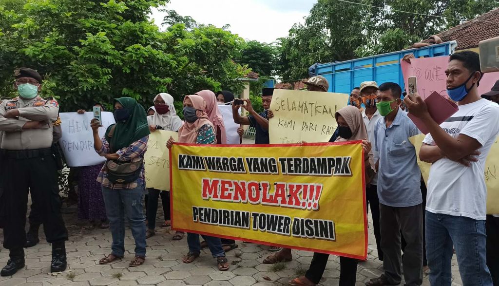 Warga di Ponorogo menggelar demo minta tower seluler di desanya dirobohkan