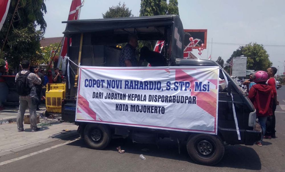 Para Pengurus KONI membentangkan spanduk berbunyi tuntutan agar Kadisporabudpar Kota Mojokerto dicopot