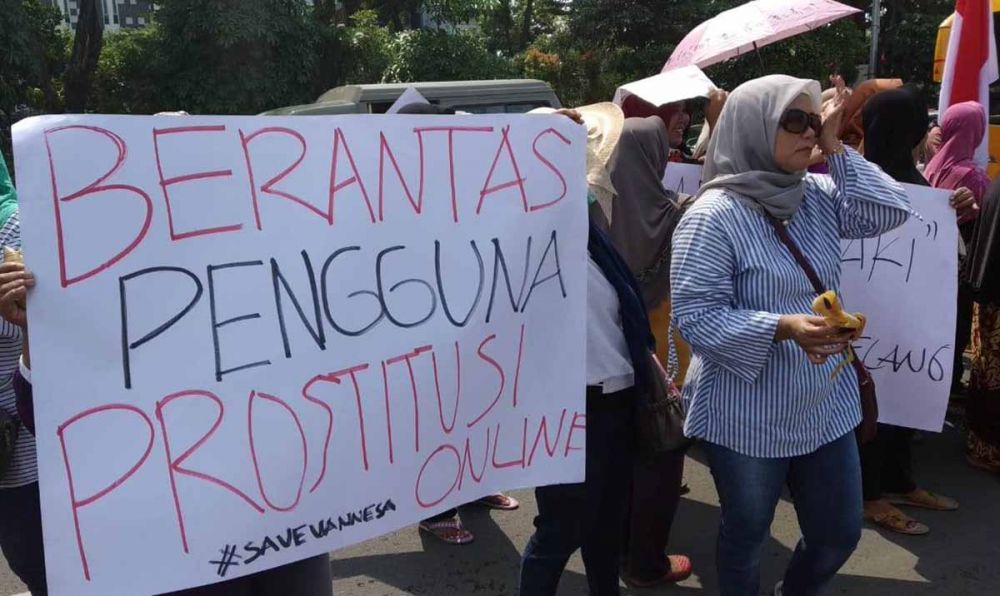 Emak-emak 'Labrak' Polisi: Pengguna Prostitusi Online Harus Ditangkap