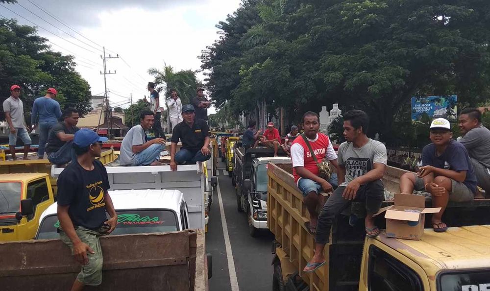 Ratusan truk memblokade Jalan Ahmad Yani Banyuwangi