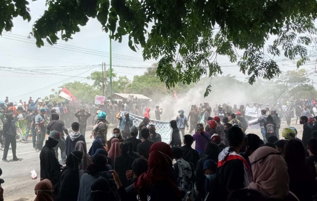 Massa aksi di Pasuruan memblokade Jalan Raya Banyuwangi-Surabaya