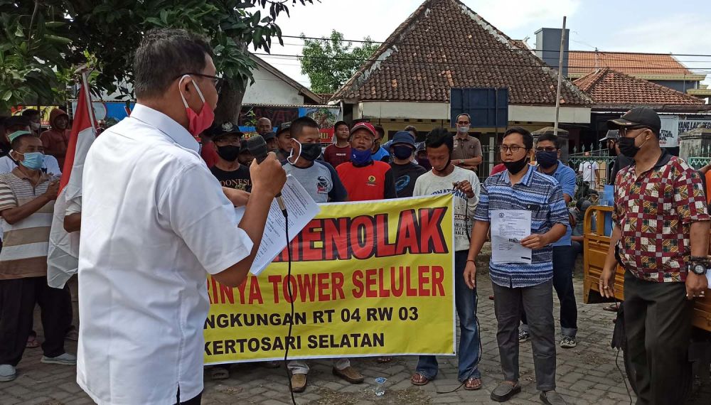 Demo warga di Ponorogo menuntut sebuah tower yang sudah berdiri dirobohkan