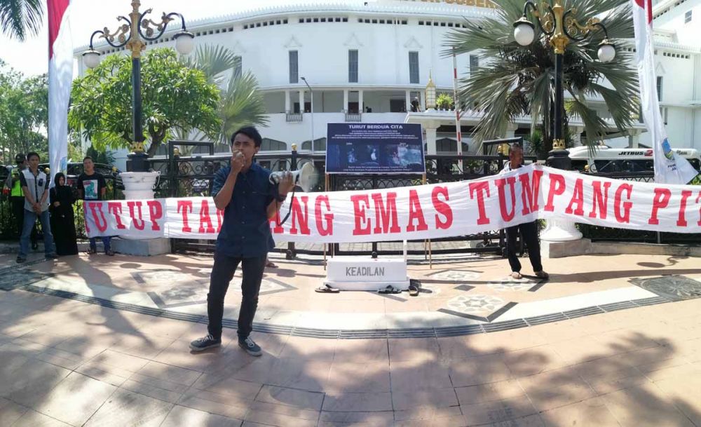 Walhi Jatim menggelar aksi di depan Kantor Gubernur Jatim memprotes penghargaan perusahaan Tambang Emas Tumpang Pitu