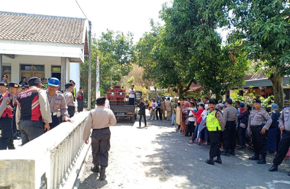 Warga di Ngawi menggelar demo menuntut kepala dusun mereka mundur