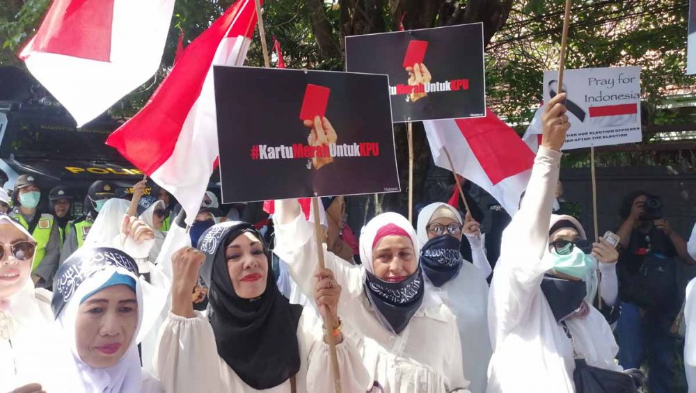 Massa Ratu Adil Demo di Kantor Bawaslu Jatim