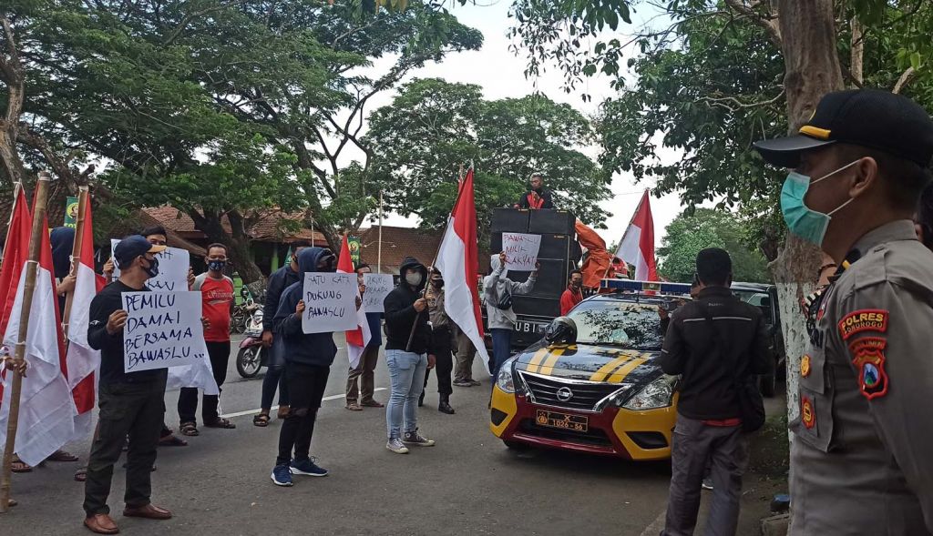 Demo di depan kantor Bawaslu Ponorogo