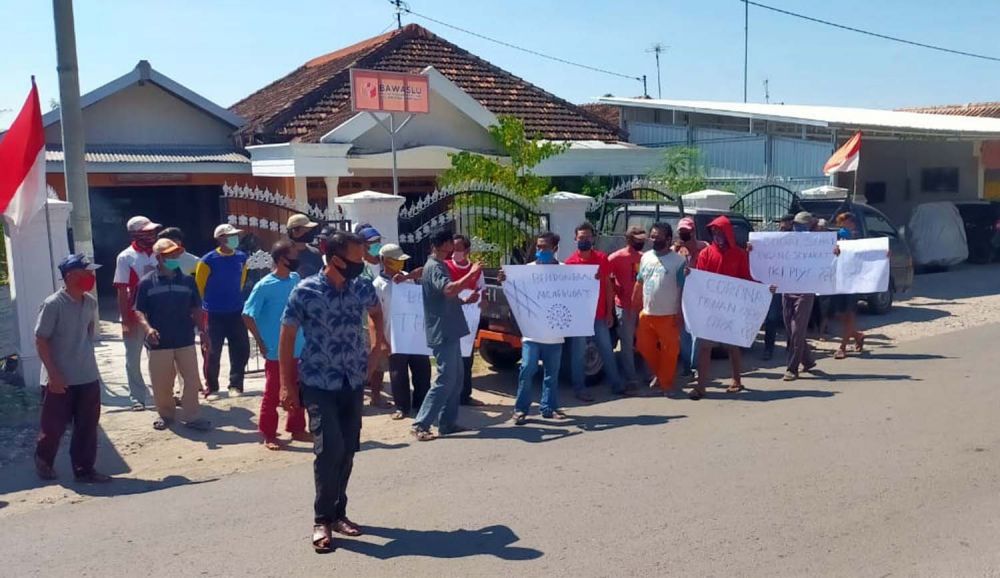 Warga Dukuh Janti, Desa Ngelurup, Kecamatan Sampung, Kabupaten Ponorogo saat menyampaikan tuntutannya