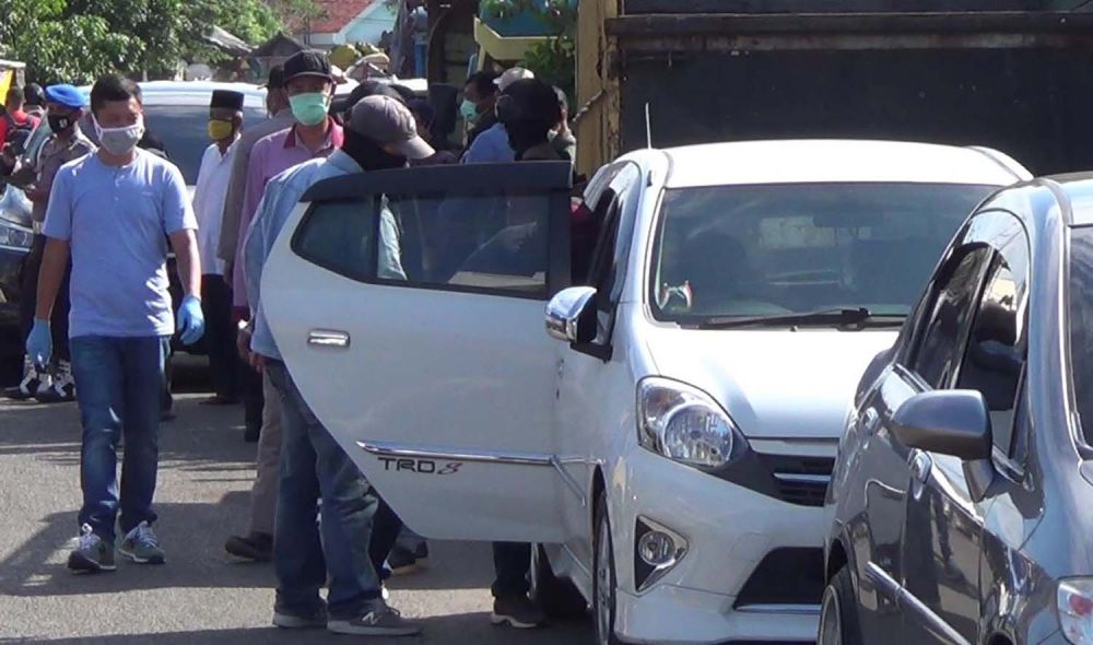 Tim Densus 88 saat keluar dari gudang ekspedisi Jalan Kunti No. 72, Surabaya tempat kerja terduga teroris