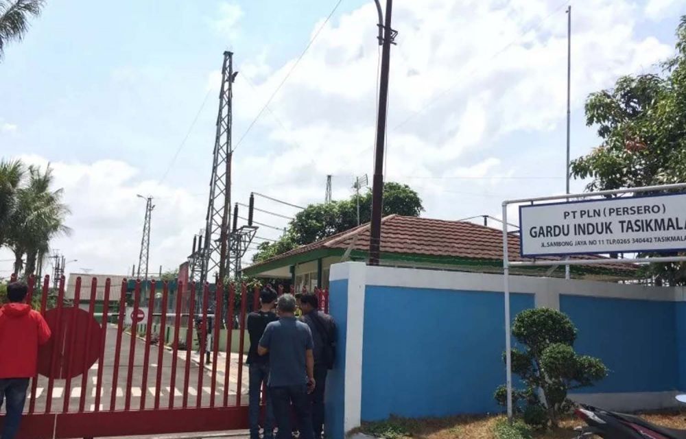 Salah satu gardu induk PLN, tempat kerja terduga teroris, digeledah Tim Densus 88 (Foto: Republika/Bayu Adji P)