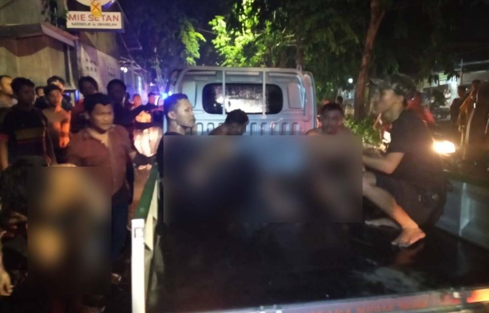 Para karyawan Depot Mie Setan, Mulyorejo, Surabaya, yang mengalami luka bakar saat diselamatkan