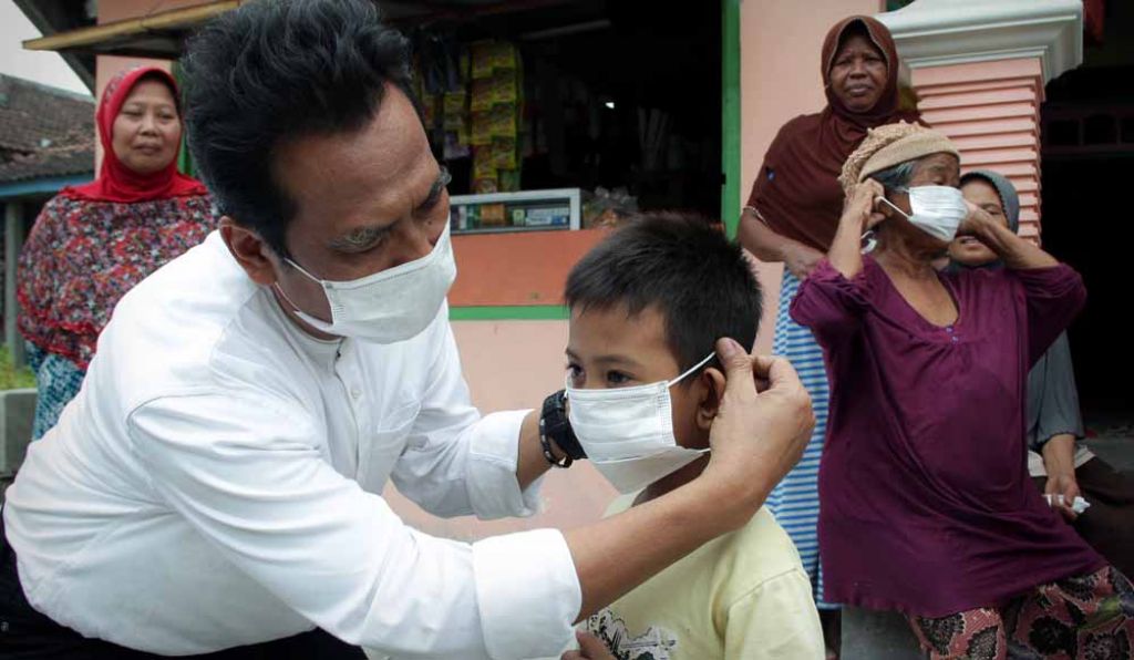 M Qosim pasangkan masker kepada warga Gresik