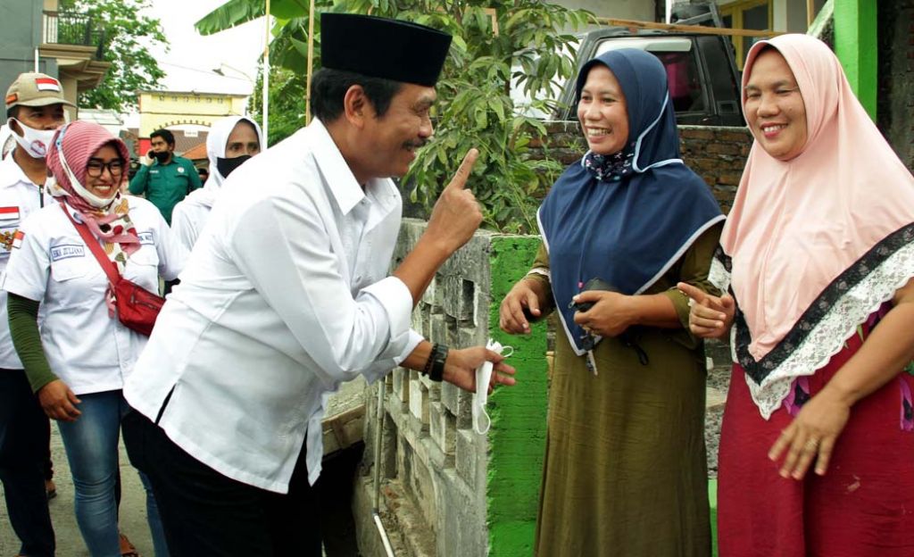 Qosim menyapa warga di Gresik