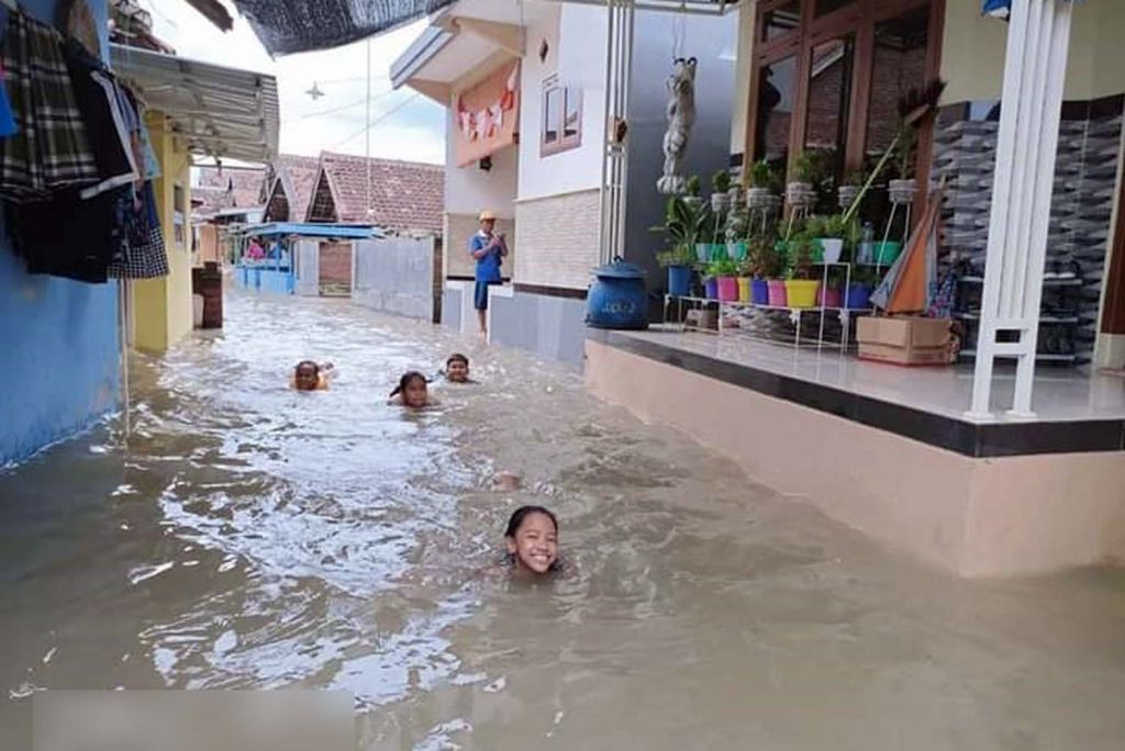 Desa di Pasuruan yang terendam banjir akibat tanggul sungai amblas