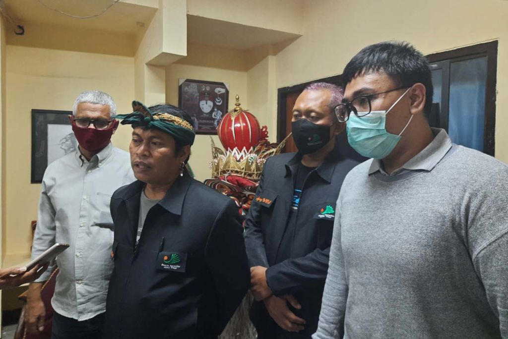 Ketua Presidium Dewan Kesenian Jawa Timur, Taufik Hidayat (dua dari kiri)