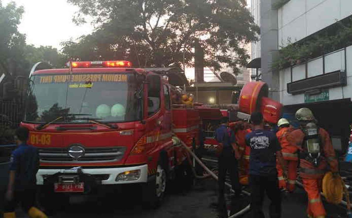 Petugas memadamkan api di gedung Kemenhub./Foto: Istimewa