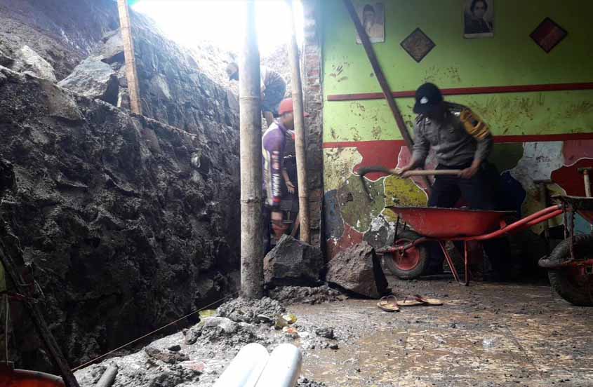 Bripka Romadhoni saat membantu pembangunan MI Nahdlatuth Thullaab Desa Segobang, Kecamatan Licin, Kabupaten Banyuwangi