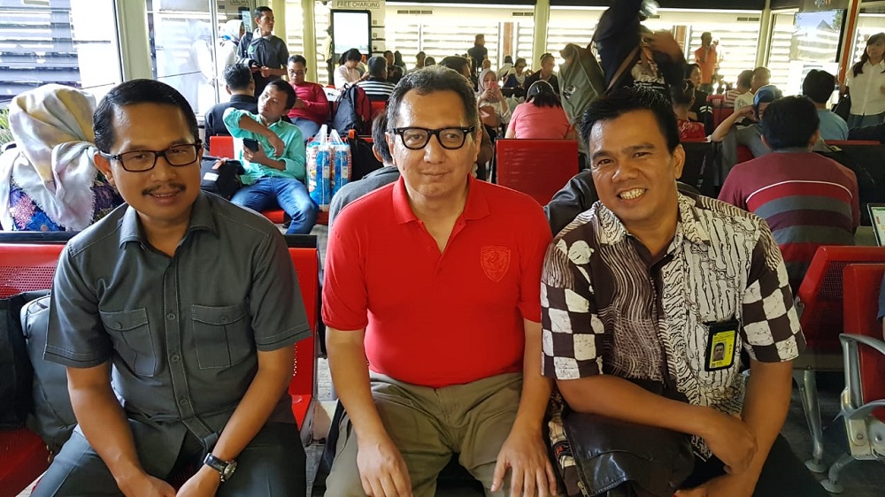 Aspidsus Kejati Jatim Didik Farkhan (kiri) mengasihkan kausnya saat menjemput dr Bagoes di Jakarta