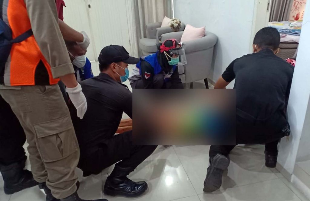Petugas mengevakuasi suami yang terluka setelah diduga bertengkar dengan istrinya (Foto: Istimewa)