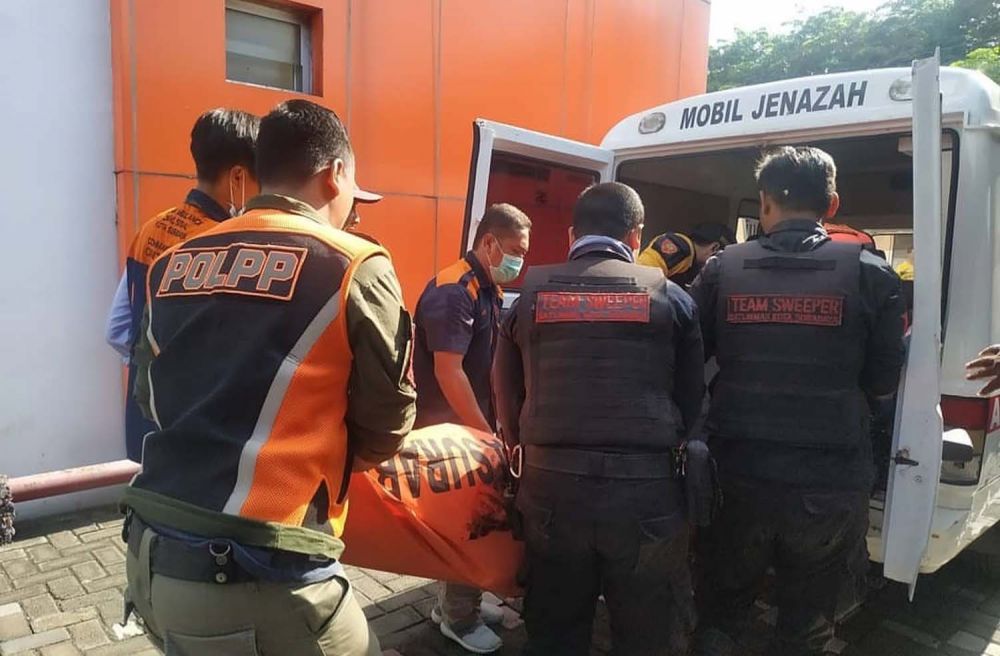 Evakuasi jasad pria yang diduga bunuh diri loncat dari lantai 4 gedung di Surabaya