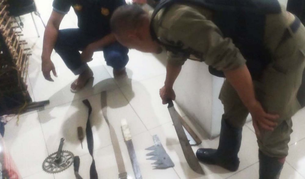 Senjata tajam yang disita Satpol PP Kota Surabaya dari puluhan remaja yang diduga hendak tawuran