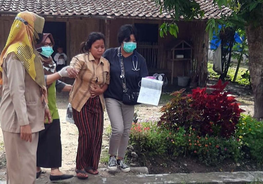 Salah satu warga di Ngawi yang diduga keracunan nasi kotak hajatan dievakuasi ke puskesmas untuk mendapat perawatan intensif