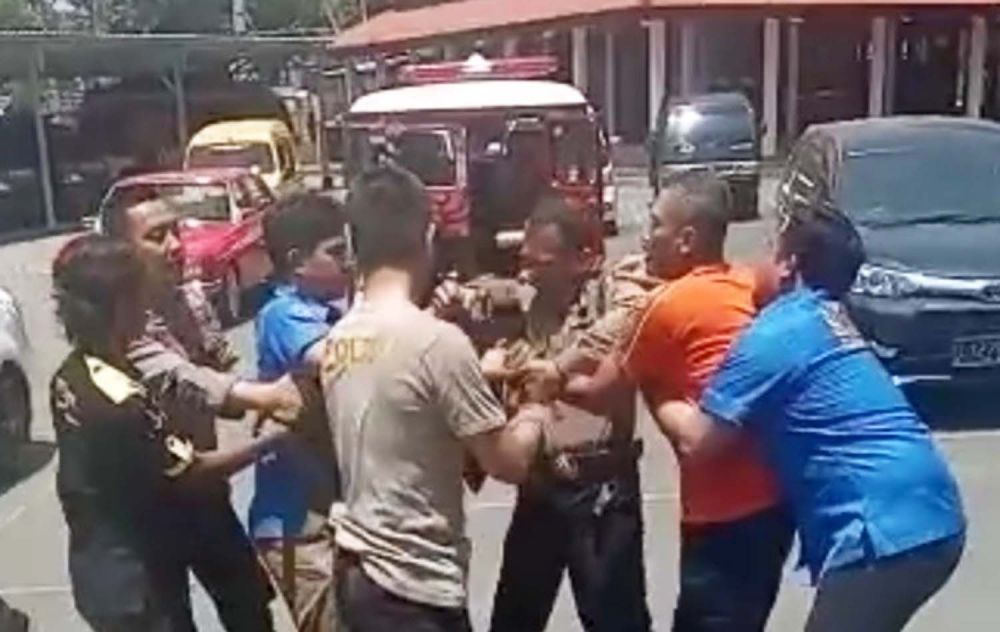 Tangkapan layar video polisi menghadang sekelompok orang diduga memaksa masuk Mapolresta Banyuwangi yang beredar