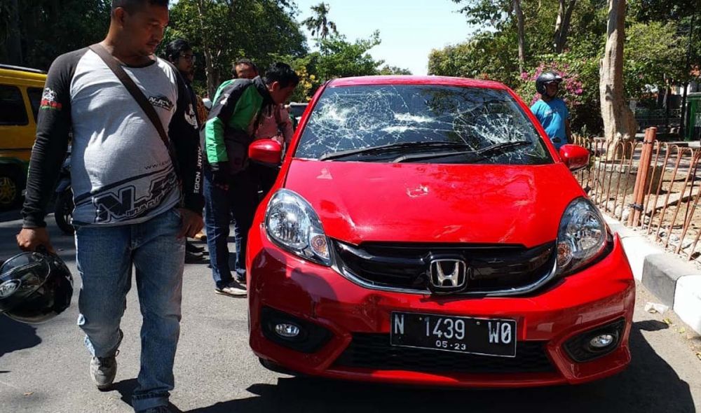 Mobil Honda Brio yang dikemudikan terduga tabrak lari di Sidoarjo juga dirusak warga