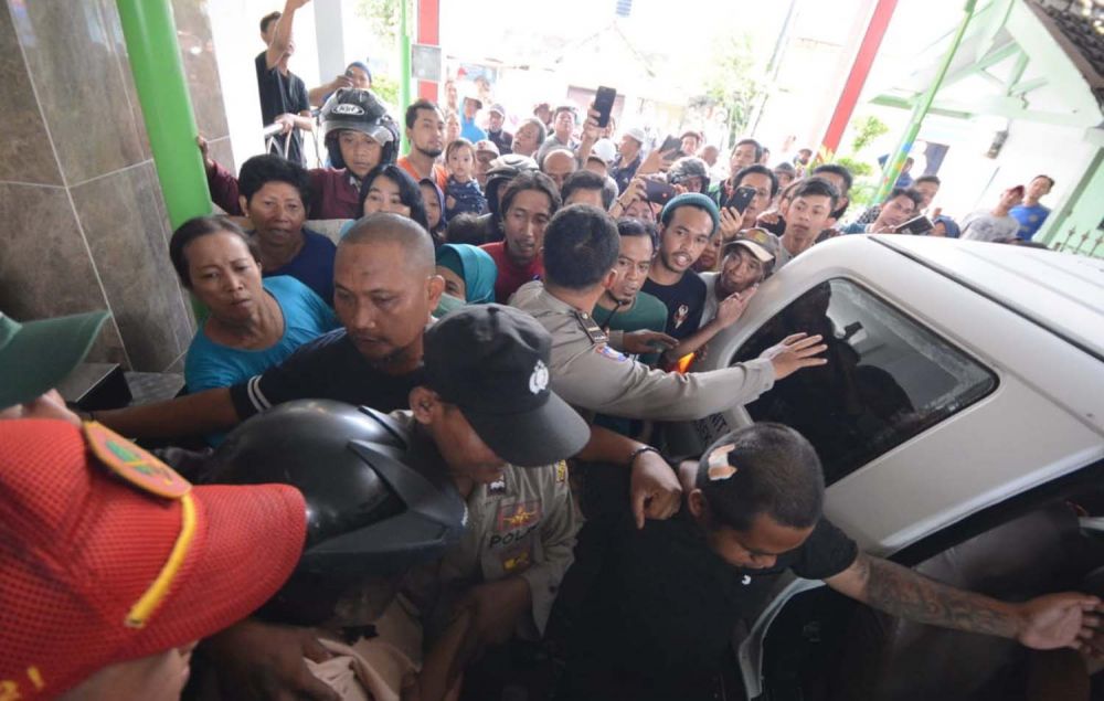 Sejumlah anggota Polsek Wonokromo, Surabaya, mengevakuasi wanita yang diisukan hendak menculik anak
