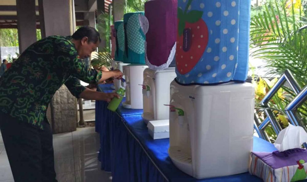 Salah satu staff Pemkab Trenggalek saat mengisi ulang botol air minum sebagai bentuk diet plastik